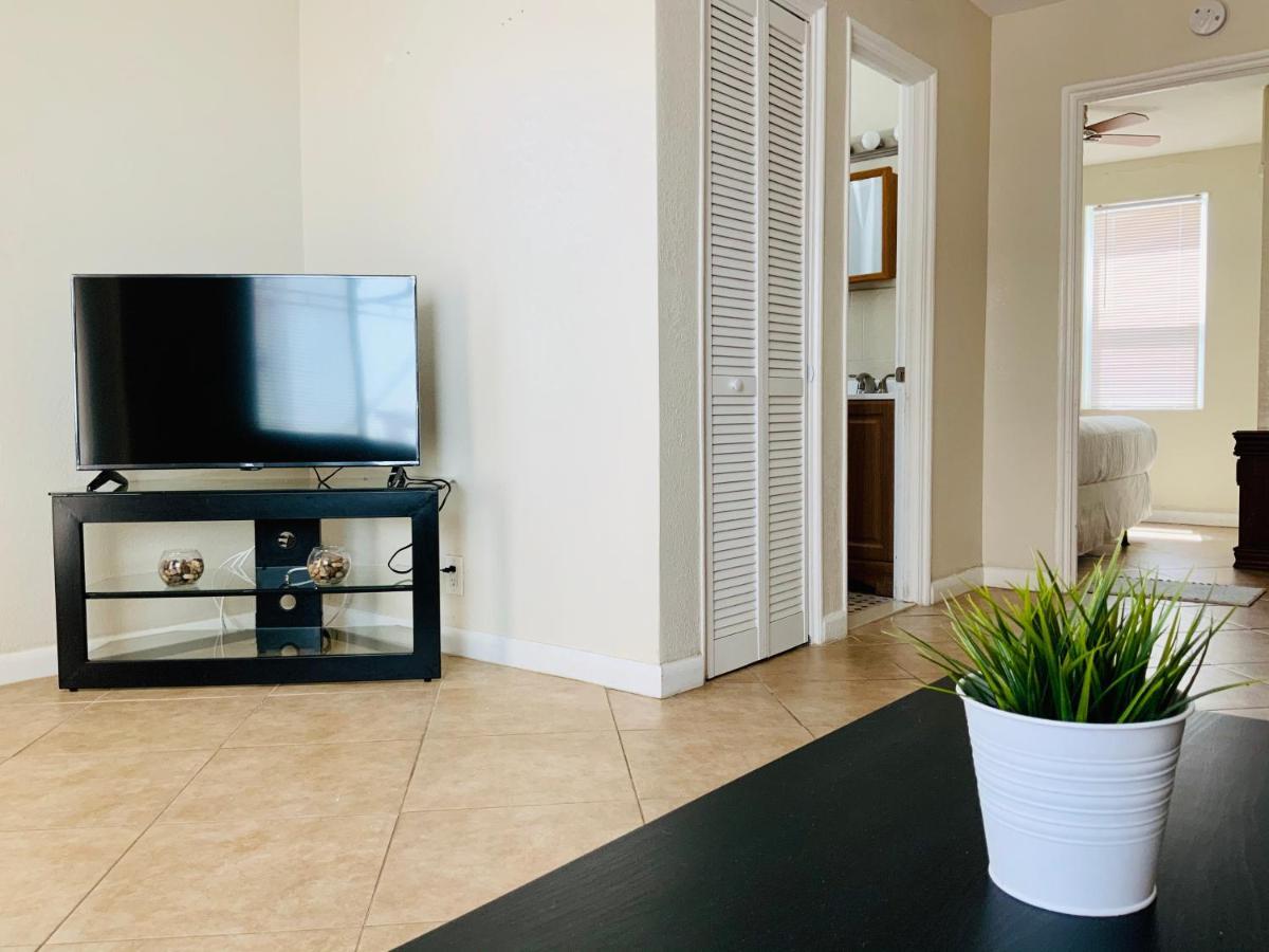 Hollywood Beach Apartments - Walk To The Beach Экстерьер фото